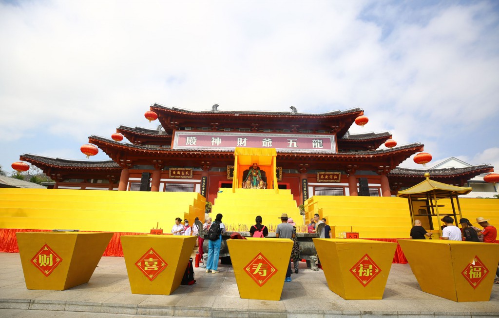2月8日，工作人员在三亚南山迎财神庙会活动准备就绪。