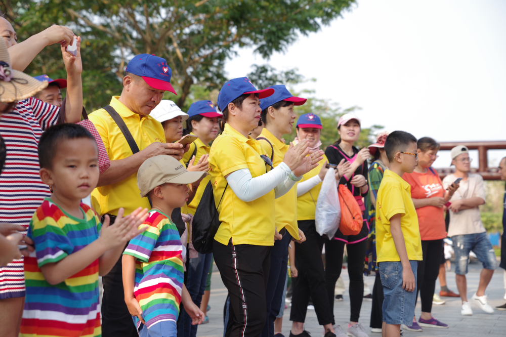 市民游客在龙抬头记忆图片展现场