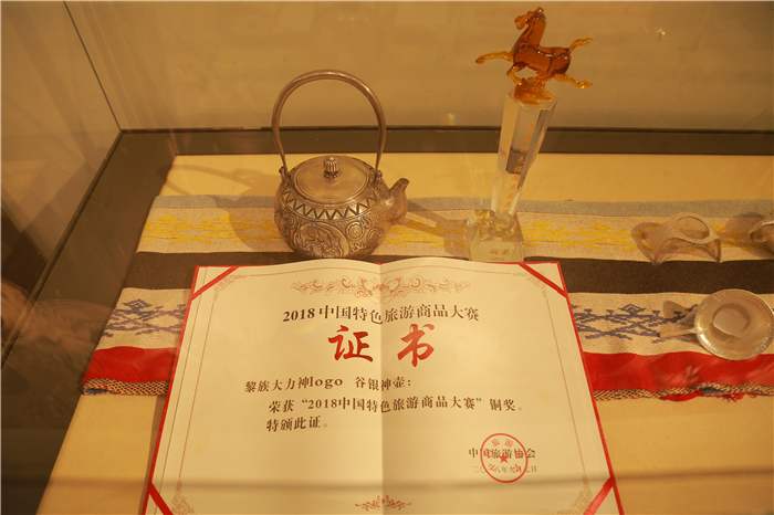 3、槟榔谷特色民族文创产品亮相嬉水节 将“非遗”带回家