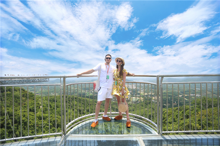 小图：乌克兰情侣游客于哇哎噜玻璃观景平台幸福合影